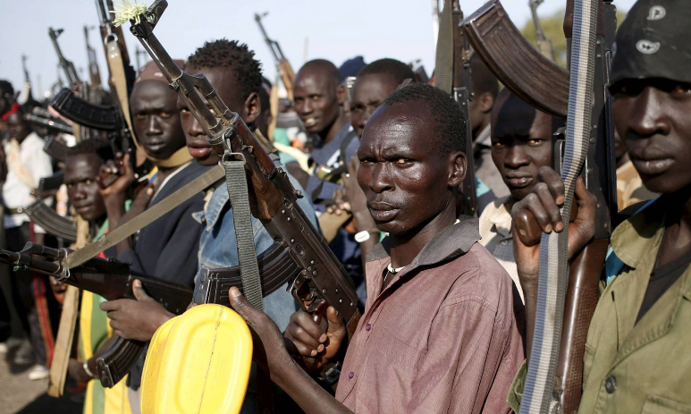 hombres africanos armados