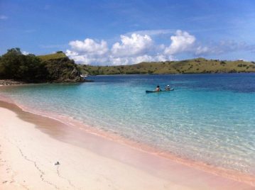 Playa de arena rosa en Indonesia