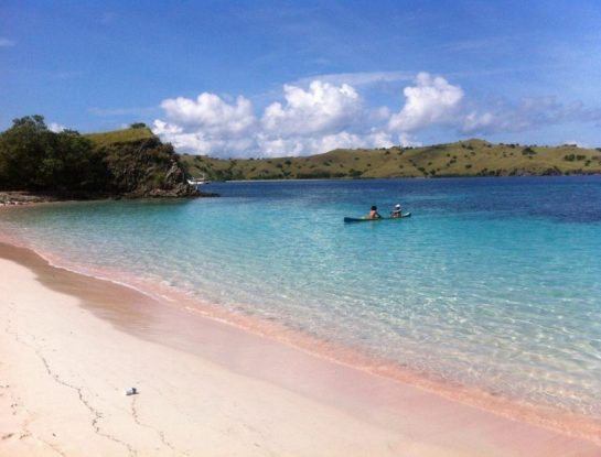¿Sabías que hay una playa de arena rosa en Indonesia?