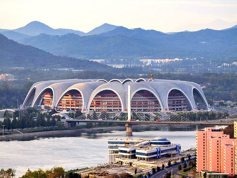El estadio de fútbol más grande del mundo es el Rungrado 1º de Mayo. Se encuentra en la ciudad de Pionyang, en Corea del Norte.
