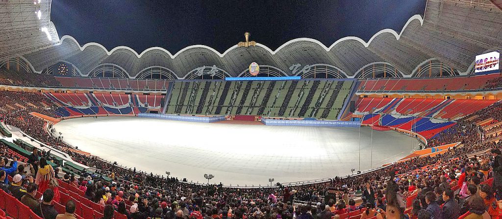 El estadio de fútbol más grande del mundo es el Rungrado 1º de Mayo. Se encuentra en la ciudad de Pionyang, en Corea del Norte.