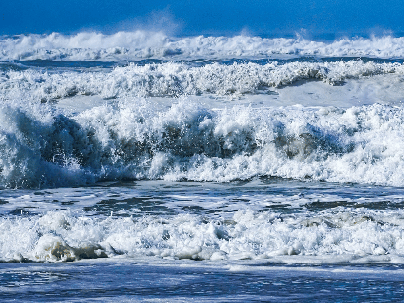 olas y espuma en el mar