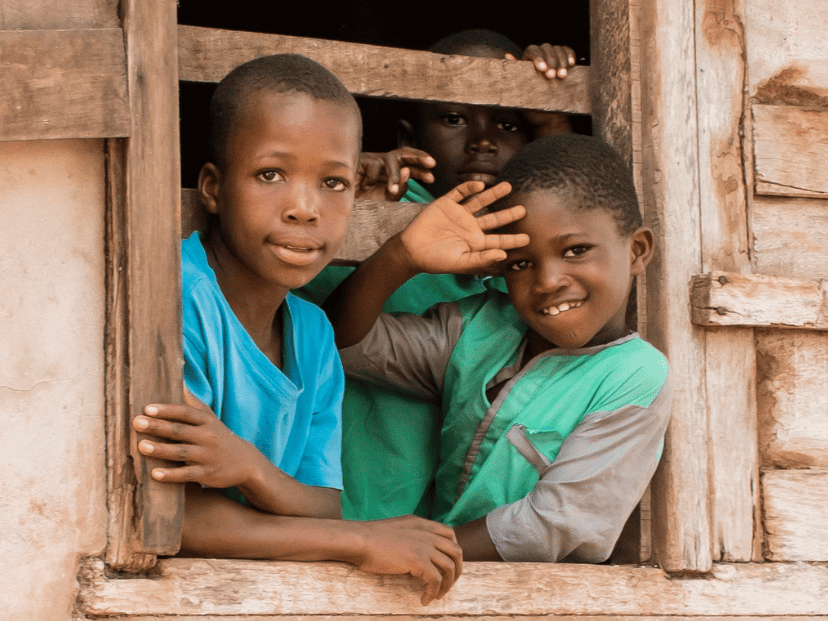 niños africanos del pais mas joven del mundo mirando por la ventana sonriendo