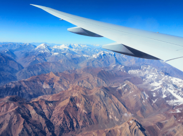 la cordillera de los andes vista desde la vetana de un avión que está teniendo turbulencia ¿por qué hay turbulencia sobre las montañas?