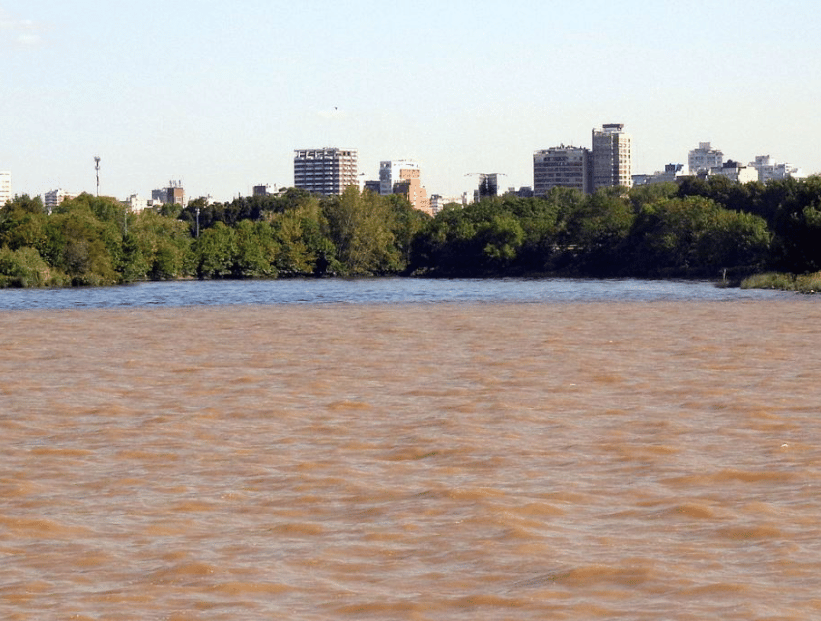 Vista a la Ciudad de Buenos Aires desde el Río de la Plata.