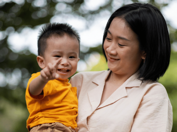 madre de taiwan, el pais con menor tasa de natalidad, la más baja, con su hijo de 3 años