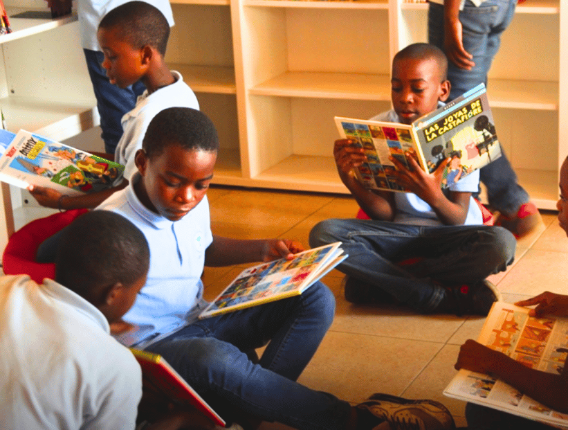 niños de guinea ecuatorial leyendo libros en español