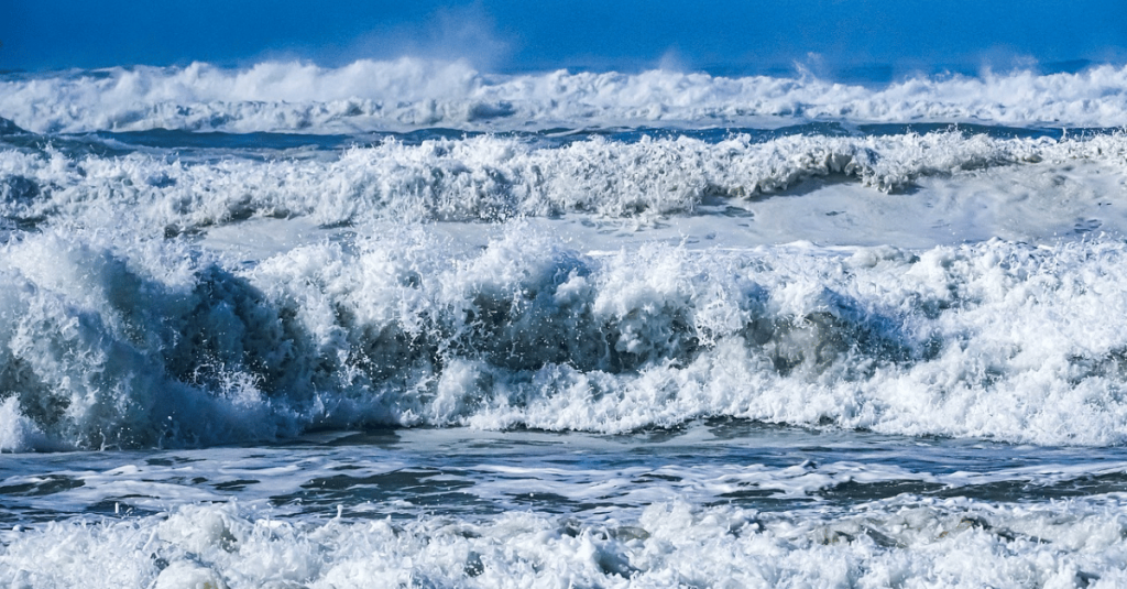 olas y espuma en el mar