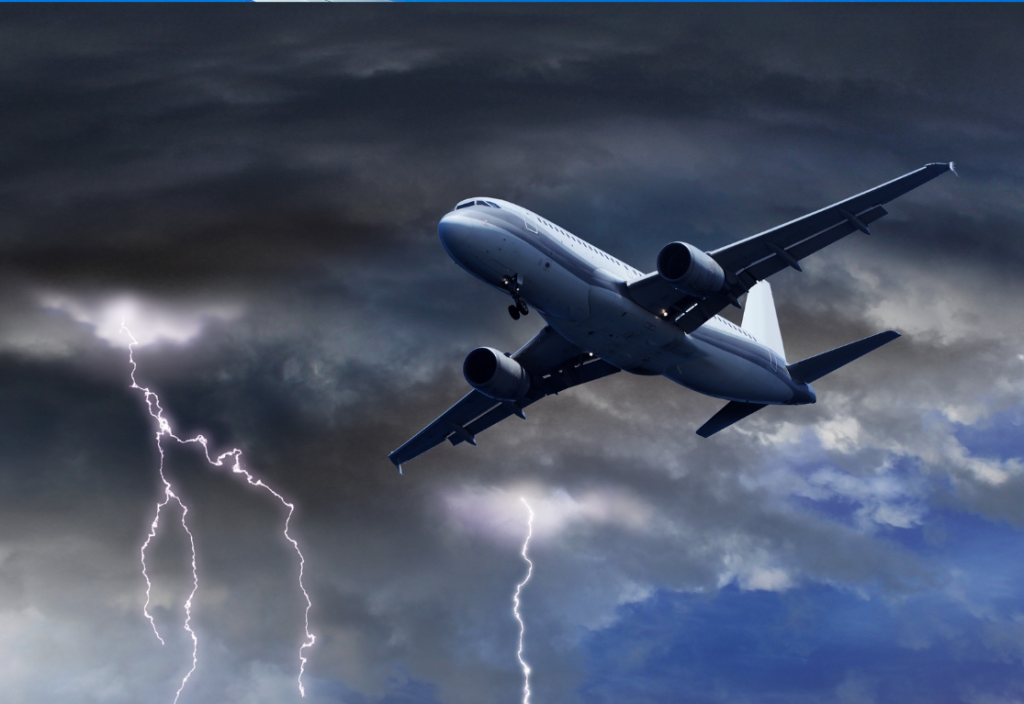avión atravesando nubes de tormenta