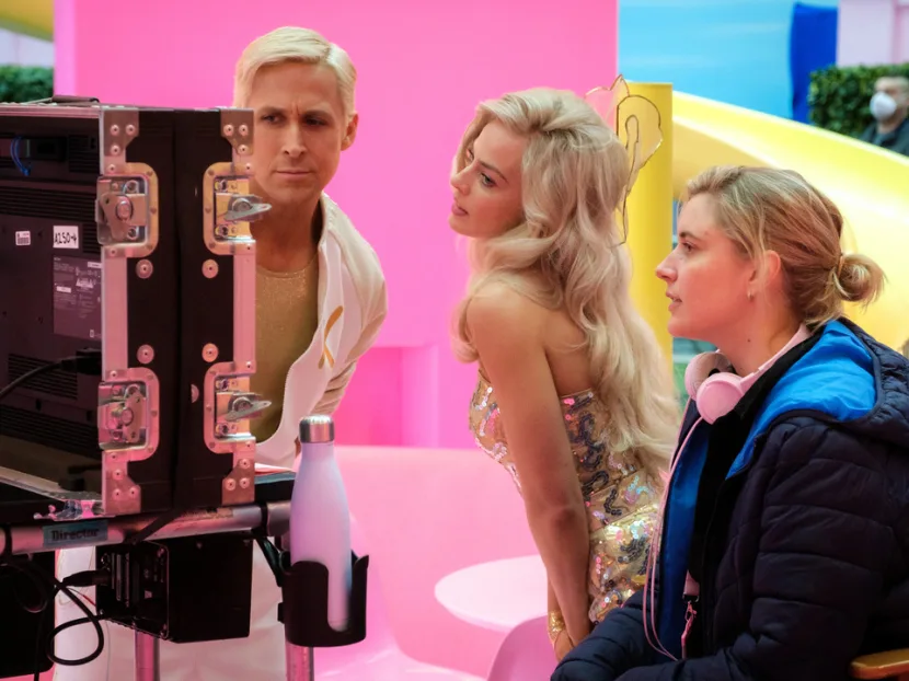 greta gerwig con ryan gosling y margot robbie en el set de filmación de barbie fondo rosa