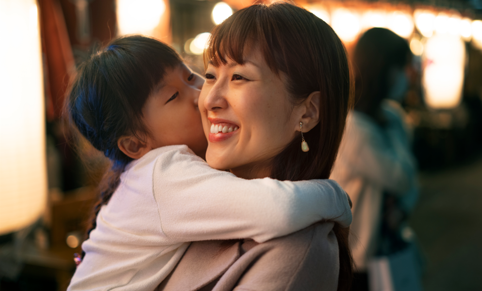 mujer taiwanesa con su hija en brazos bebé felices madre. pais con tasa de natalidad más baja.