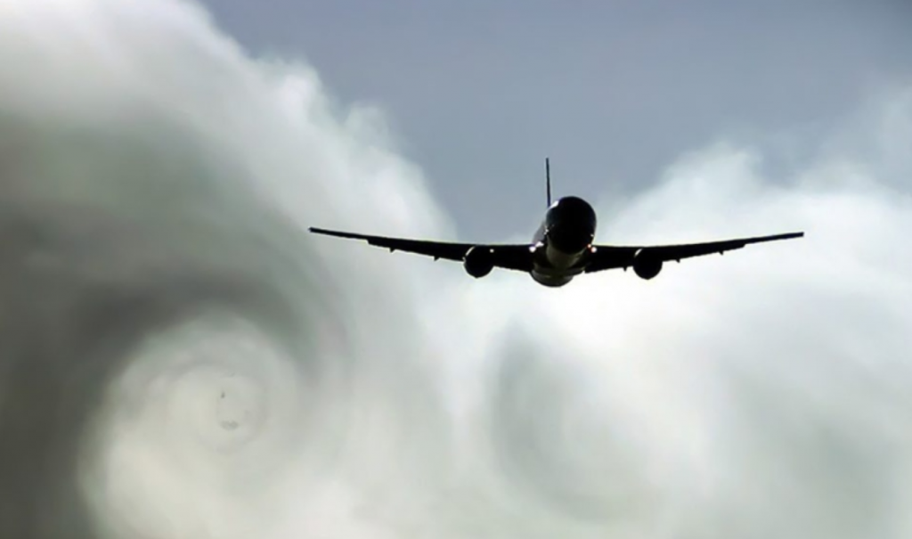 un avión pasando nubes con turbulencia. 