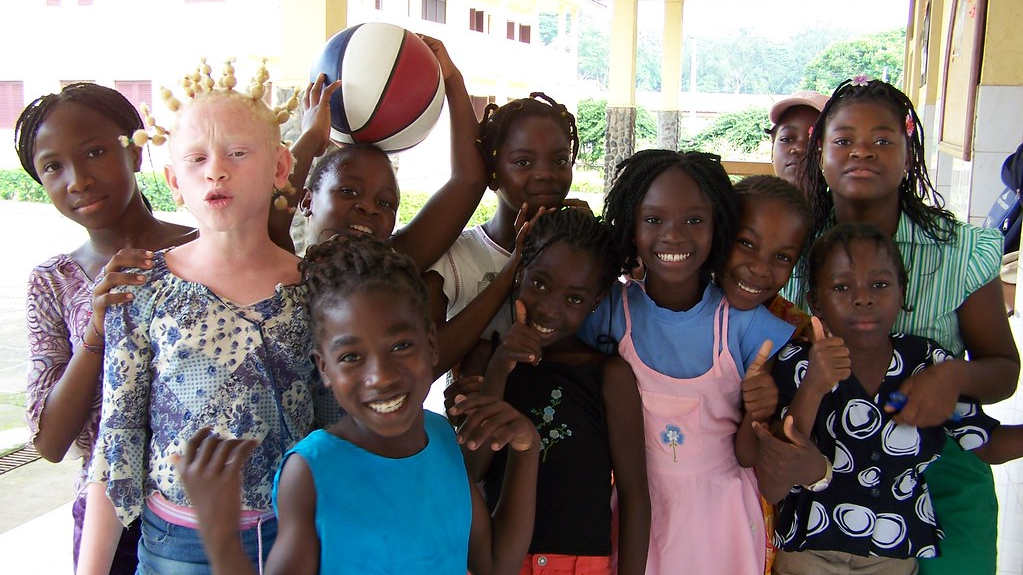 niños y niñas de guinea ecuatorial sonriendo en el colegio escuela hablando español