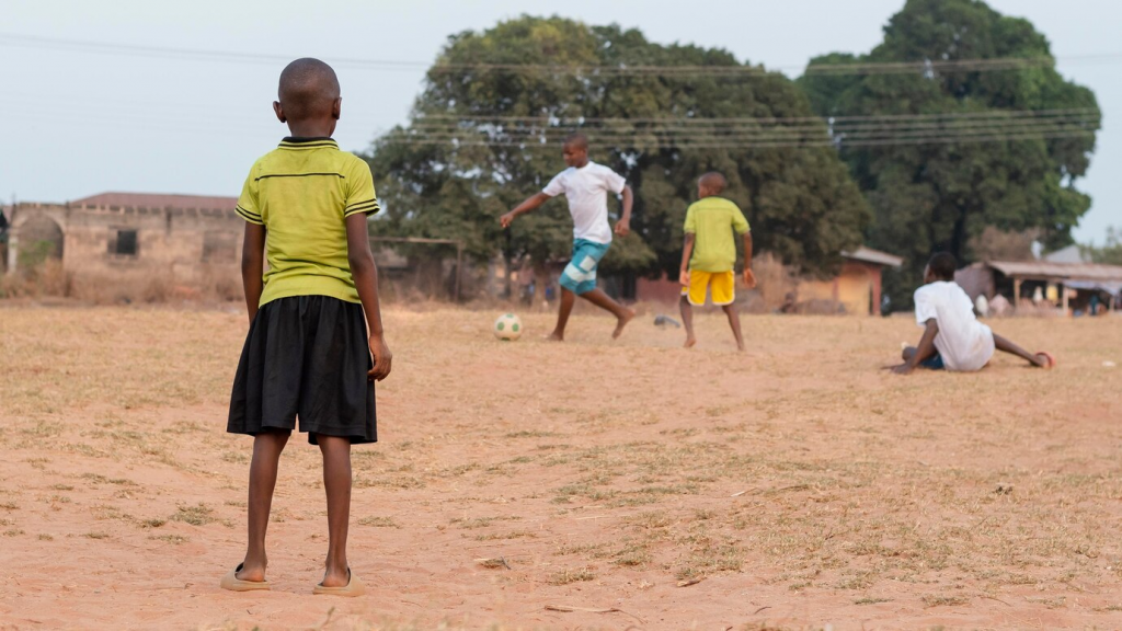 niños negros africanos jugando al futbol en sudan del sur el pais más joven