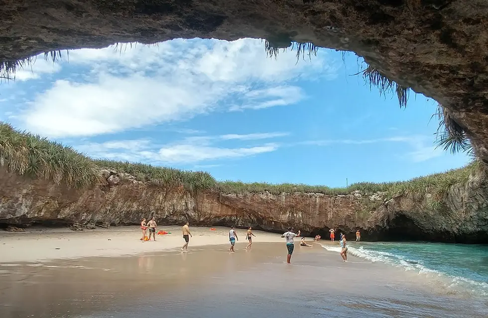 personas visitando playa escondida playa del amor, en méxico