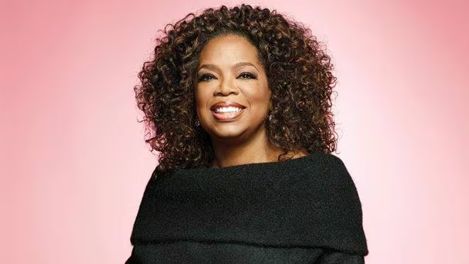 oprah winfrey sonriendo fondo rosa