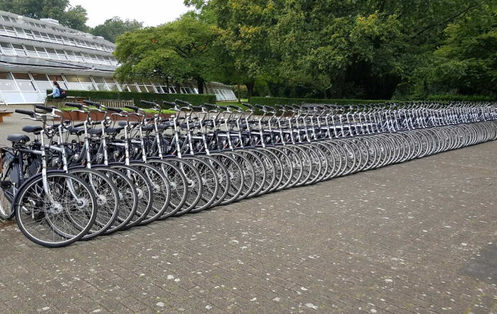 bicicletas ordenadas en la calle fotos satisfactorias