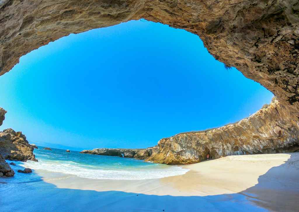 playa escondida vista desde adentro de la cueva. méxico. cielo azul.