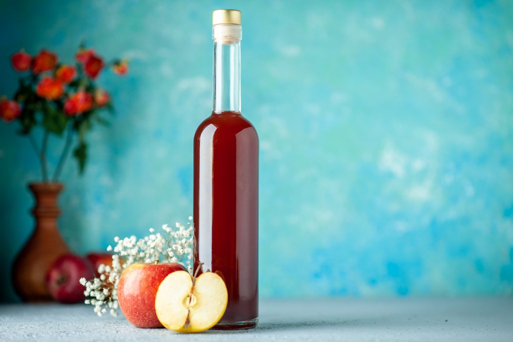 una botella de vinagre de manzana, que puede ser usado para aliviar la picadura de aguaviva