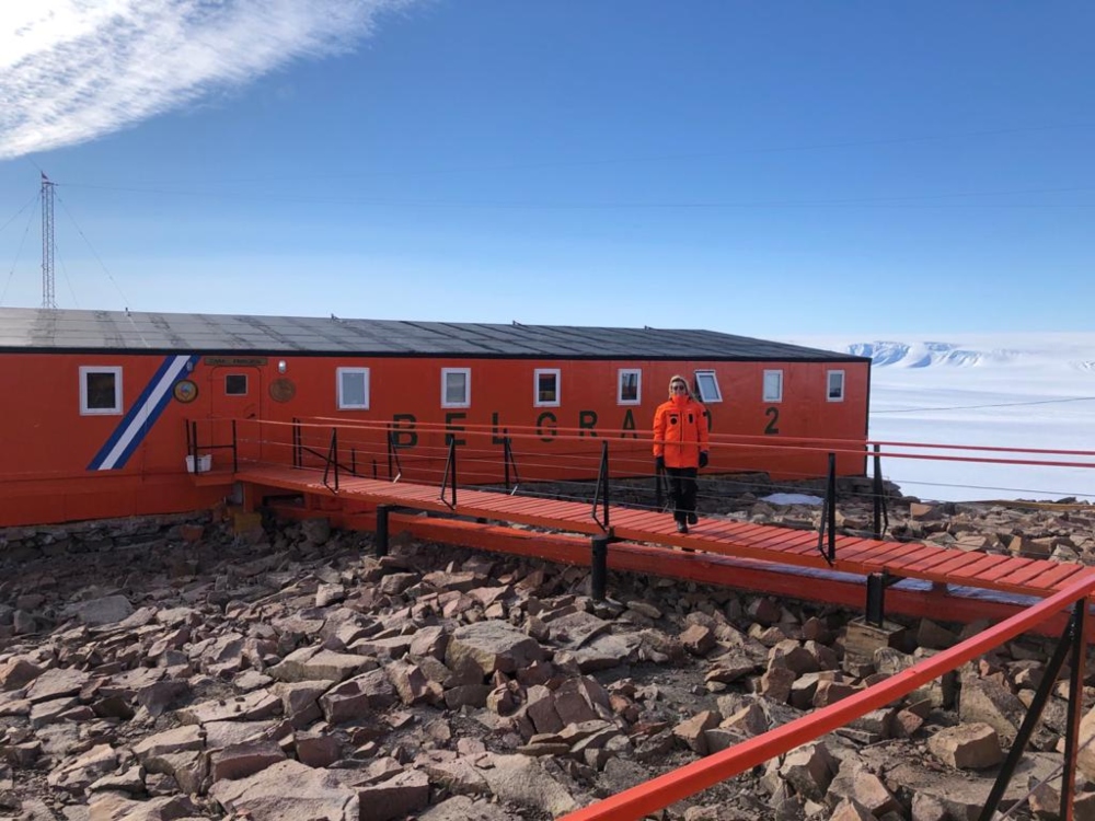 Una persona en la base antártica argentina más austral del mundo. 