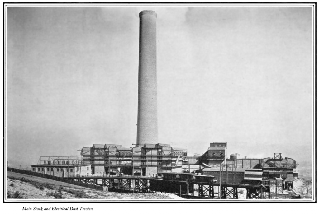 Foto antigua de la chimenea Anaconda Smelter Stack.