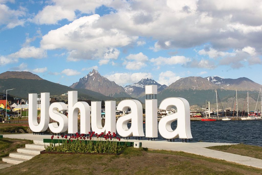 Cartel de Ushuaia, la ciudad de Argentina con más días con precipitaciones. 