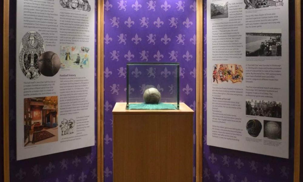 La pelota más antigua del mundo en su museo. 