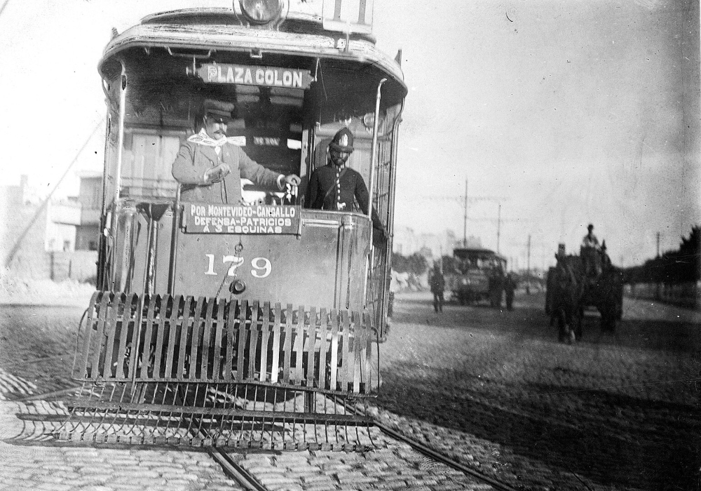 Uno de los coches que compartía la ciudad con el primer tranvía de Buenos Aires. 