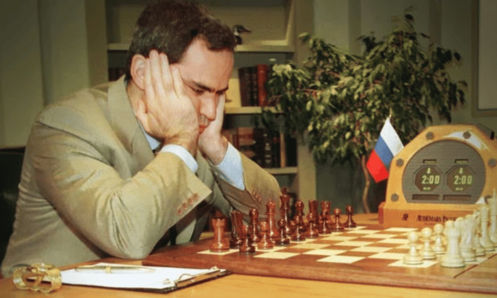 kaspárov mirando preocupado el tablero de juego ajedrez