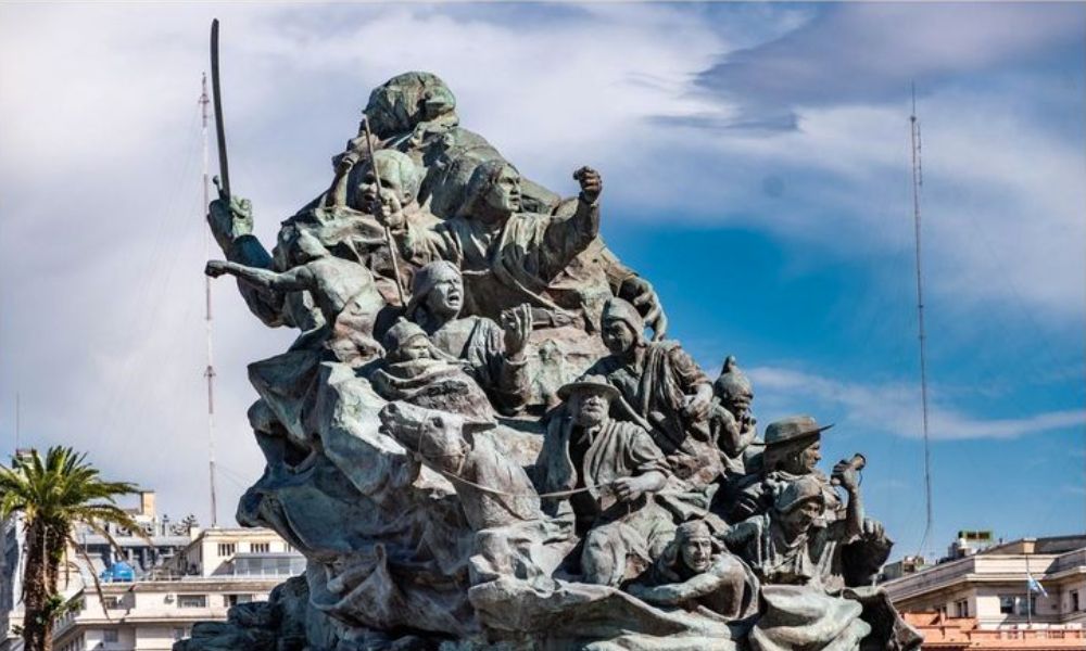 Monumento de bronce más grande de Argentina: Juana Azurduy. Visto por detrás.