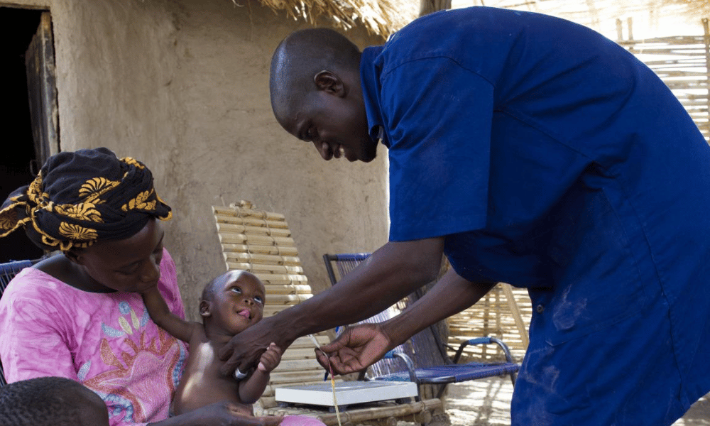 africa población más joven doctor atendiendo niño