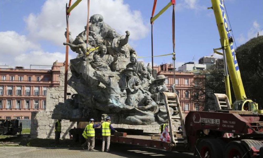 Monumento de bronce más grande de Argentina: Juana Azurduy. Traslado a la Plaza del Correo.