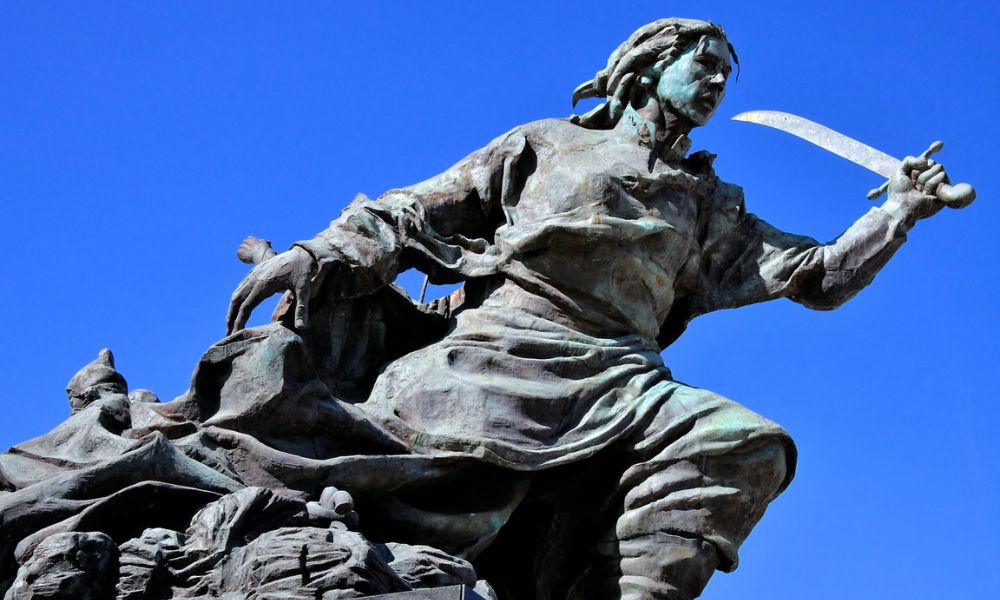 Monumento a Juana Azurduy, Plaza del Correo. Antes estaba en el Parque Colón. Es de bronce y pesa 25 toneladas.