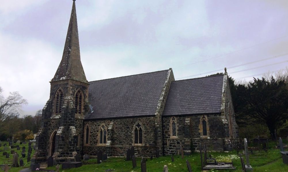 Iglesia de Santa María, en el pueblo con el nombre más largo de Europa: Llanfairpwllgwyngyllgogerychwyrndrobwllllantysiliogogogoch.