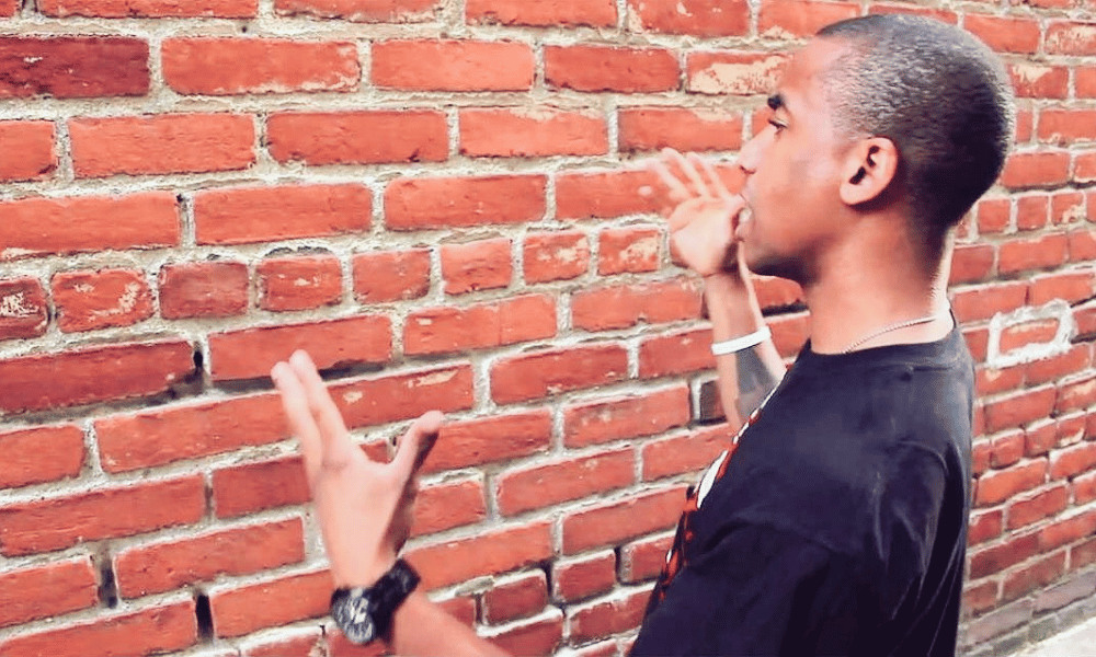 meme hombre negro hablandole a la pared