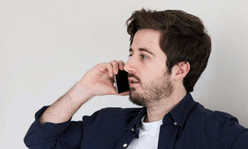hombre blanco hablando por telefono preocupado estresado