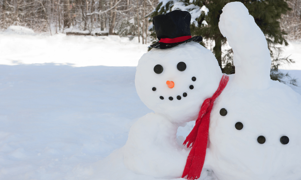 muñeco de nieve acostado saludando con sombrero y sonrisa