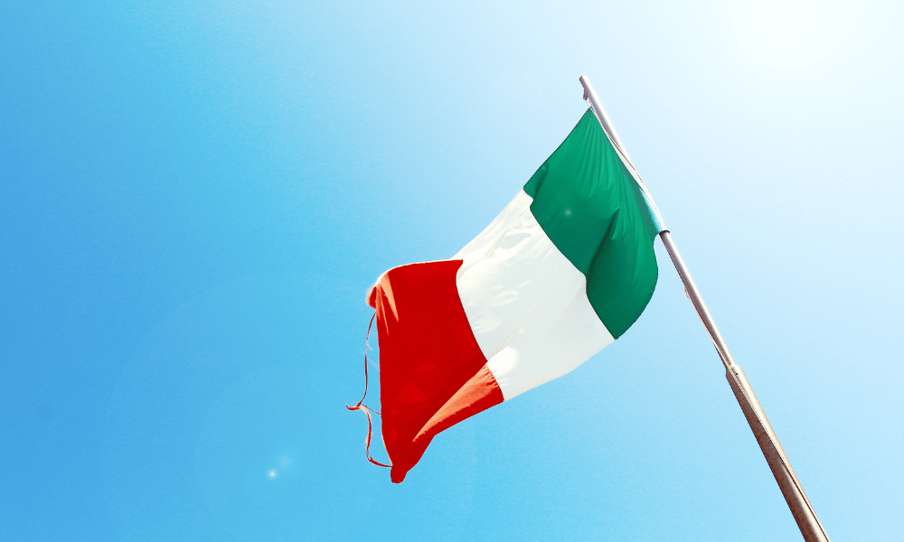 bandera italiana flameando en un mastil origen del apodo nacho