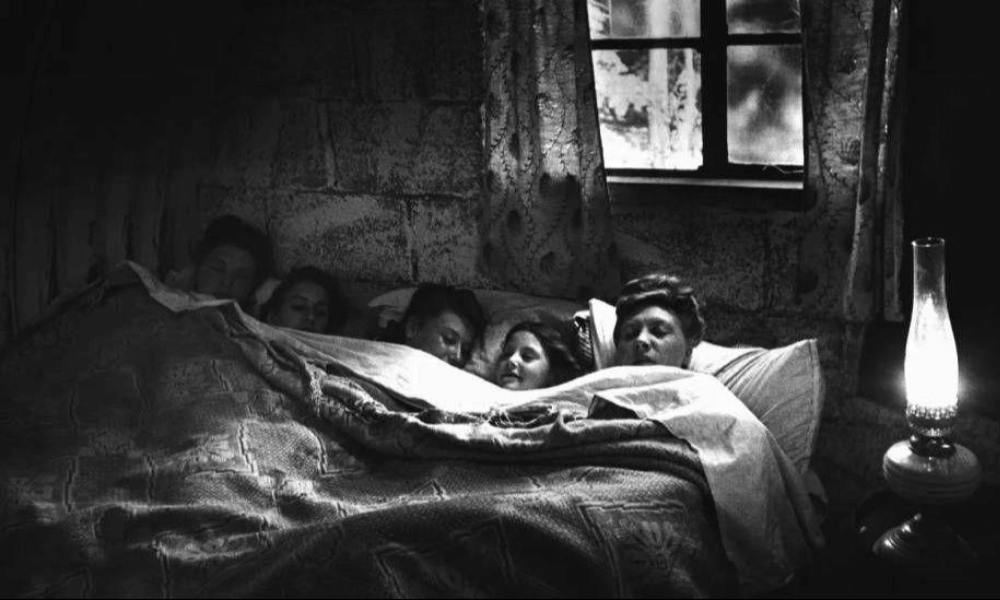 familia durmiendo toda junta en un mismo colchón epoca costumbre vieja foto en blanco y negro