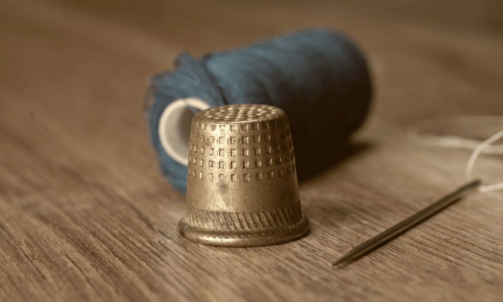 Pinchar aceitunas o coser, la historia del dedal