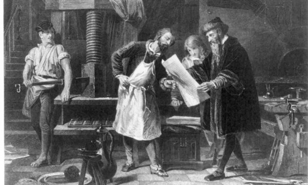 Gutenberg y ayudantes junto a su imprenta, en pintura en blanco y negro de