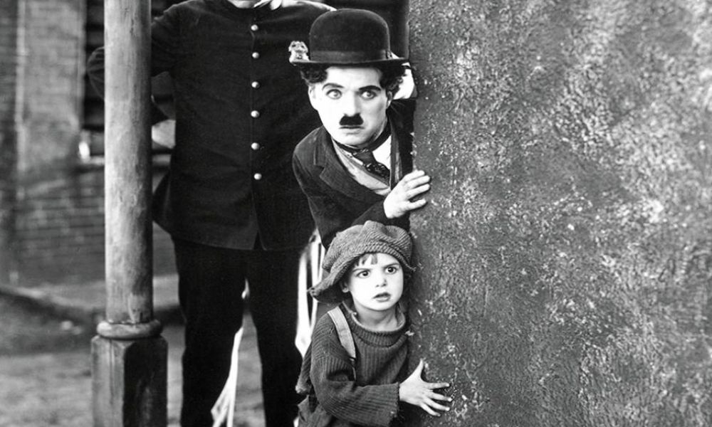 Charles Chaplin en The Kid. Actor de cine inglés famoso.