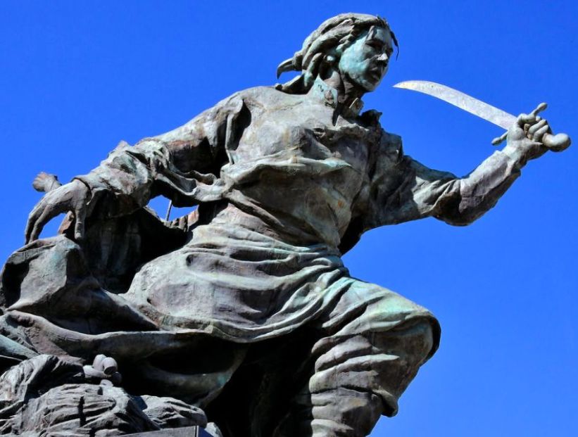 Monumento de bronce más grande de Argentina: Juana Azurduy en la Plaza del Correo.