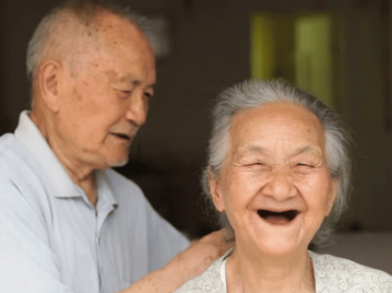 hombre y mujer japoneses riendose juntos sin dientes asiaticos. país con población más vieja