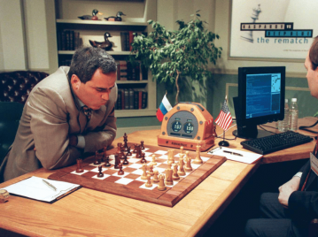 partido entre kaspárov y deep blue, de iBM. kaspárov concentrado mirando la tabla de juego.