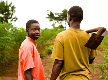 dos chicos jovenes africanos en el campo. población más joven
