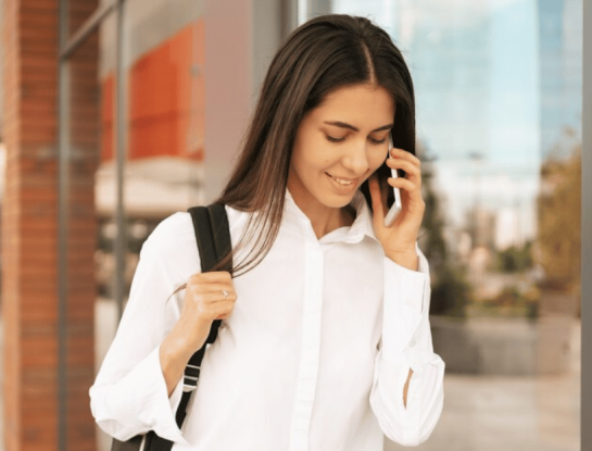 ¿Por qué caminamos mientras hablamos por teléfono?