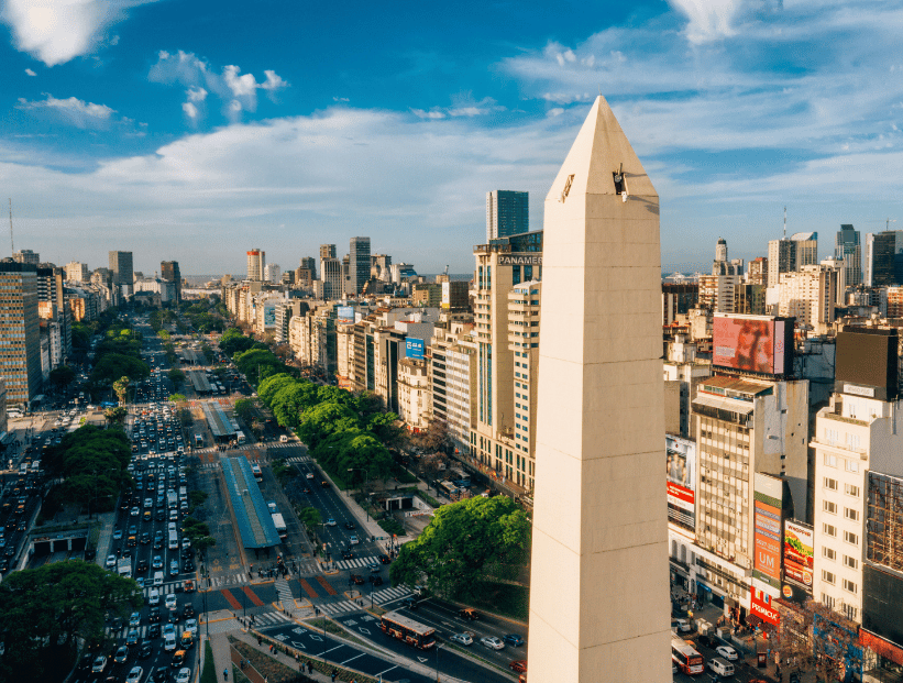 vista del obelisco de la ciudad de buenos aires hacia las calles de la ciudad, la avenida nueve de julio