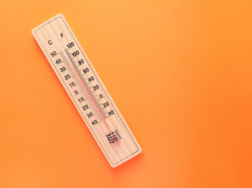 sensacion termica imagen ilustrativa termómetro sobre fondo naranja