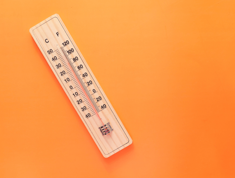 sensacion termica imagen ilustrativa termómetro sobre fondo naranja